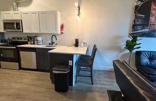 Elizabeth Apartment | Beautiful 2BR Next to Airport 5439