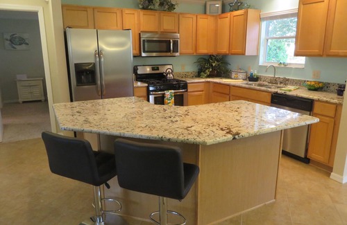 Woodbury House | Beautiful 3/2 designer home, pet friendly, free WiFi, golf cart, hot tub
