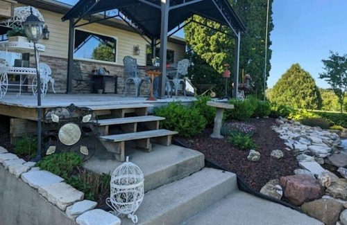 Holcomb House | Beautiful 3 Acre Retreat, Minutes from Rockford! Sleeps 21