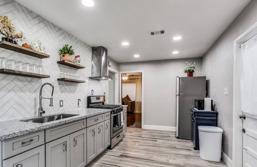 Edgebrook House | Beautiful 3 BD Fully Equipped Home Near Downtown