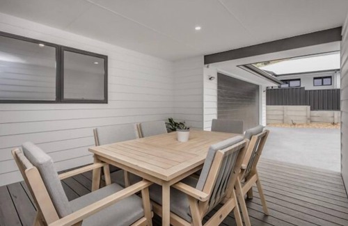 Albany House | Beautiful 3 bed, 2 bath, located opposite historical Vancouver Arts Centre