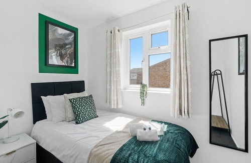 Peterborough House | Beautiful 3 Bed House in Peterborough with Parking