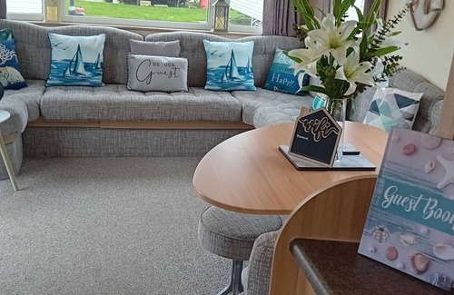 Barmston Cabin | Beautiful 3-Bed Lodge in Driffield