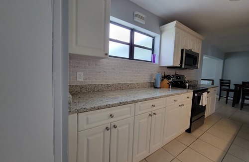 Riviera Beach House | Beautiful 3 bedroom house 5 mins from Singer Island Beach!