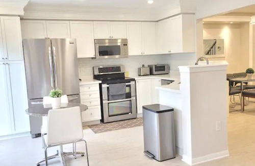 Cambridge House | ★ Beautiful 3 Bedroom Home - Parking, Wi-fi, near Hwy 401, 6 Beds available