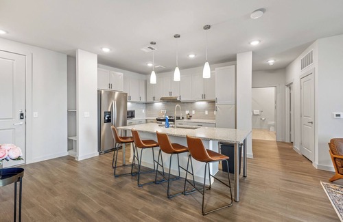 Windsor Park Apartment | Beautiful 3 bedroom oasis close to downtown