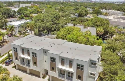 Bayshore Gardens House | Beautiful 3 Br. Townhome (422381) by Houzlet