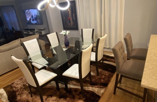 Williamsbridge House | Beautiful 3 level home free parking and self check in