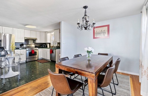 Waltham Apartment | Beautiful 3BD/1BA apartment W Parking 6733