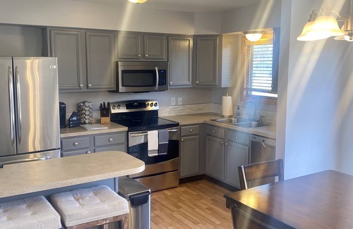 Lincoln House | Beautiful 3BR home close to Memorial stadium and I-80