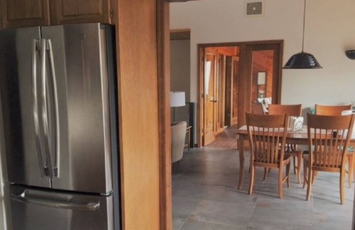 Fremont House | Beautiful 3BR Snow Lake home W/WiFi, Large Deck & Private Dock.