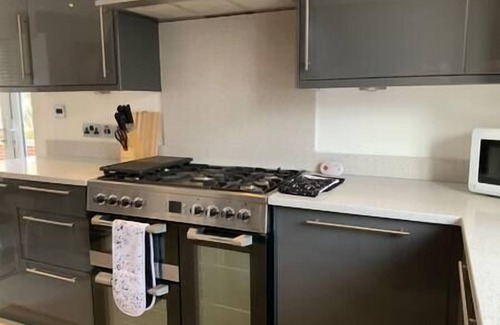 Woodley House | Beautiful 4 Bed House Free WIFI!