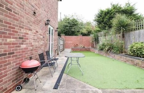 Woodley House | Beautiful 4 Bed House Free WIFI!