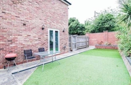 Woodley House | Beautiful 4 Bed House Free WIFI!