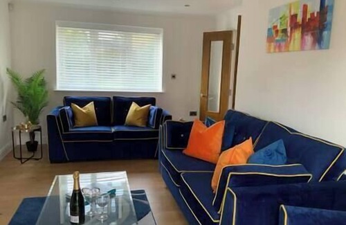 Woodley House | Beautiful 4 Bed House Free WIFI!