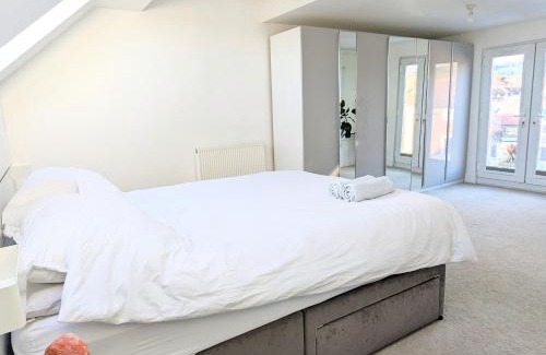 Portsmouth House | Beautiful 4 Bed Portsmouth Home Bright & Modern with Garden & Free Parking & Spa Bath & Fully Equiped Kitchen Perfect For Work or The Family