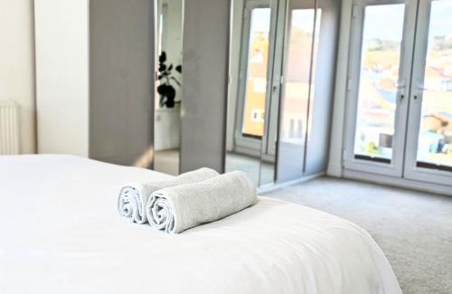 Portsmouth House | Beautiful 4 Bed Portsmouth Home Bright & Modern with Garden & Free Parking & Spa Bath & Fully Equiped Kitchen Perfect For Work or The Family