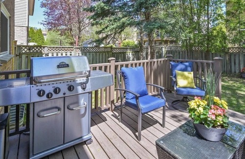 Richmond Hill House | Beautiful 4 Bedroom House (main & second floor)