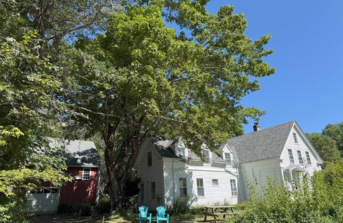 Walpole House | Beautiful 4-bedroom Coastal Farmhouse in South Bristol
