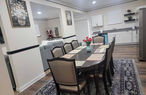 Columbus House | Beautiful 4 Bedroom Vacation Home in Columbus Ohio with Garage Parking