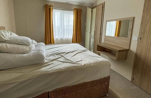 Hunstanton Cabin | Beautiful 4 berth lodge with decking near Hunstanton Beach, Norfolk ref 23039dB
