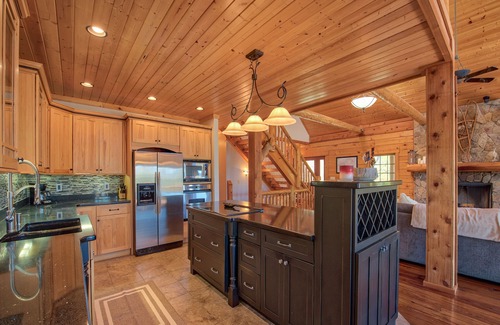 Maggie Valley Cabin | Beautiful 4 BR/3.5 BA + Loft, Hot-Tub, Valley Views, Covered Porch, Wi-Fi
