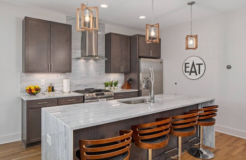 Edgehill House | Beautiful 4 Lvl, 4BR/4BA, Minutes to downtown, 4 King Beds each w/private bath.