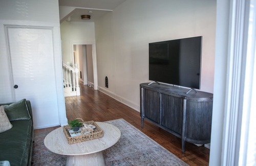 Lancaster House | Beautiful 4bd, 2.5ba Lancaster Center City Townhome