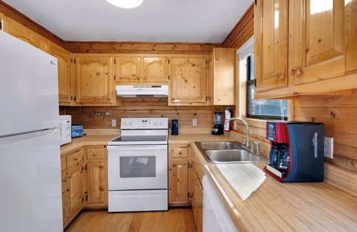 Byrdstown Cabin | Beautiful 5 Bed Chalet w/Hot Tub, Lakefront on Dale Hollow! #14