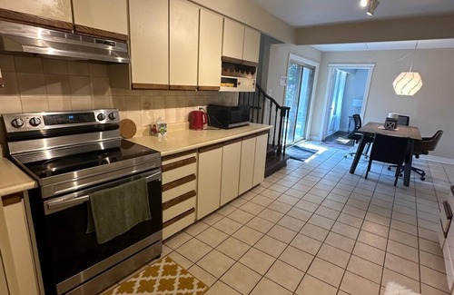 Cooksville House | Beautiful 5 Bedroom House close to Port Credit,Lakeshore Easy Access to Downtown