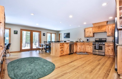 St Germain House | Beautiful 5 bedroom with lake side gazebo and hot tub!