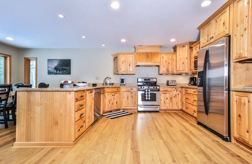 St Germain House | Beautiful 5 bedroom with lake side gazebo and hot tub!