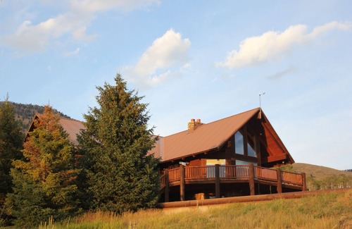 Island Park House | BEAUTIFUL 5 STAR LOG HOME ON 26 ACRES! LAKE VIEWS, STOCKED POND, 18 MILES TO YNP