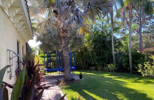 Vamo House | Beautiful 5BR Pool House in a Gated Waterfront Community minutes to beach