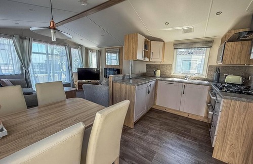 Pakefield House | Beautiful 6 berth caravan, nearby beach in Suffolk ref 68016BS