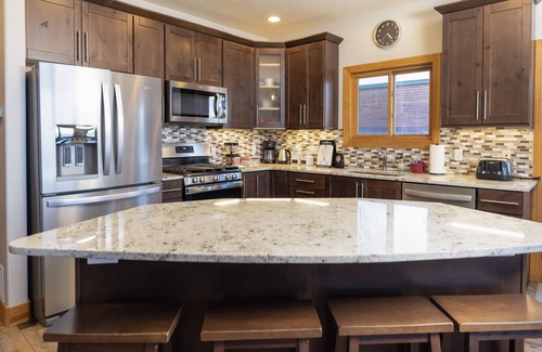 Wildernest House | Beautiful 7 BEDROOM, 3 gathering areas, pool table, hot tub, and huge deck with 360-degree views!