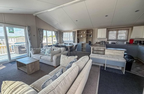 Kessingland House | Beautiful 8 berth lodge for hire at Kessingland Beach in Suffolk ref 90012TD