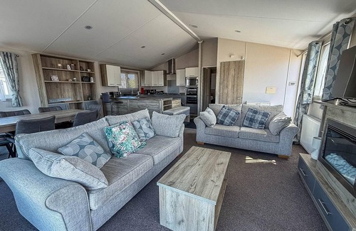 Kessingland House | Beautiful 8 berth lodge for hire at Kessingland Beach in Suffolk ref 90012TD