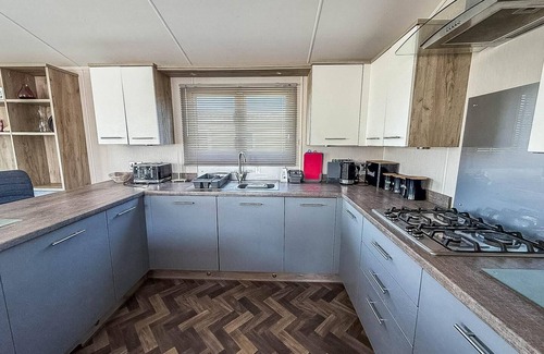 Kessingland House | Beautiful 8 berth lodge for hire at Kessingland Beach in Suffolk ref 90012TD
