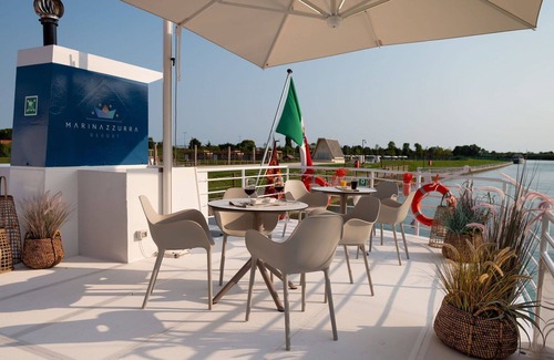 Lignano Sabbiadoro House | Beautiful apartment in villa for 6 guests with WIFI, A/C, pool, TV, terrace and pets allowed