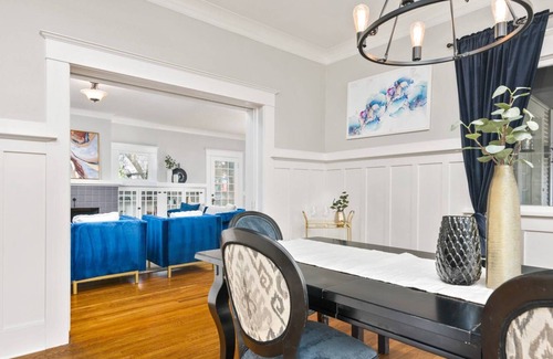 Gresham House | Beautiful and Bright w/ Central Location, Pet Friendly, New Furnishing and Décor, Walk to Park