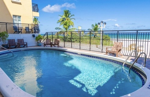 Hollywood Condo | Beautiful and Private Oceanfront Condo