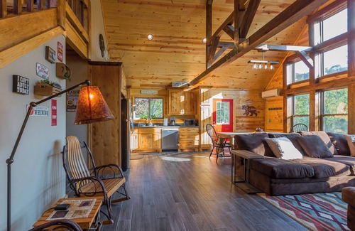 Board Camp Cabin | Beautiful and secluded cabin! 10 minutes away from Wolf Pen Gap