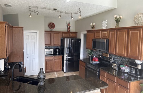 Poinciana House | Beautiful and Spaces 5 Bedroom Home Close to Disney