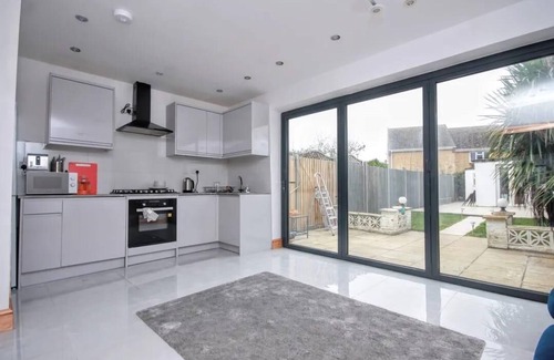 Southwick House | Beautiful and Spacious Home! Easy transport links to the city centre and beach