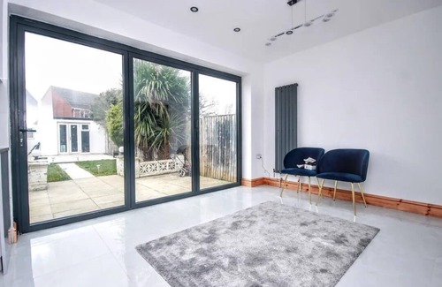 Southwick House | Beautiful and Spacious Home! Easy transport links to the city centre and beach