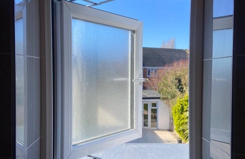 Southwick House | Beautiful and Spacious Home! Easy transport links to the city centre and beach