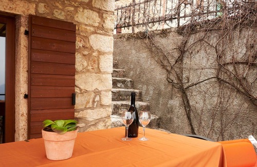Caprino Veronese House | Beautiful apartment in villa for 2 people with WIFI, TV and terrace