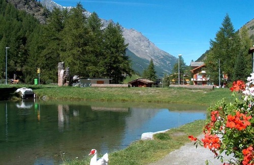 Saas Almagell Apartment | Beautiful apartment for 6 people with hot tub, WIFI, TV and balcony