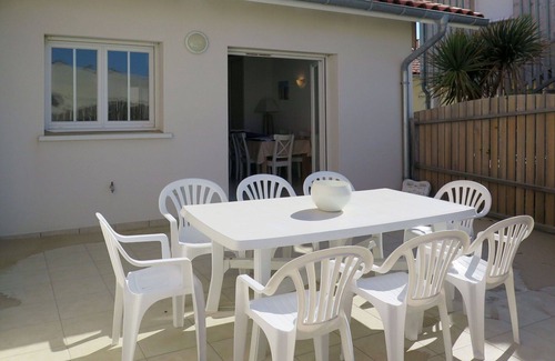 Biscarrosse Plage Apartment | Beautiful apartment for 8 people with WIFI, pool, TV, terrace and pets allowed